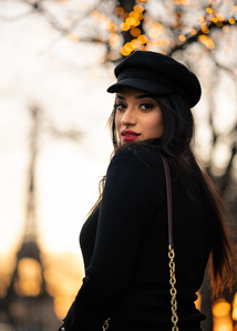 Portrait d&amp;#x27;une jeune femme à la Golden Hour avec la Tour Eiffel en arrière-plan