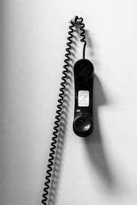 Téléphone filaire suspendu au mur
