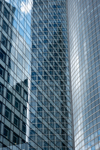 Réflexion d&#x27;une tour sur une autre à la Défense dans le quartier Valmy