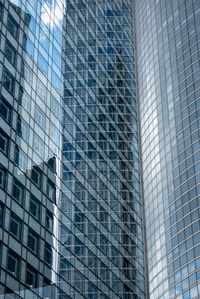 Réflexion d&#x27;une tour sur une autre à la Défense dans le quartier Valmy