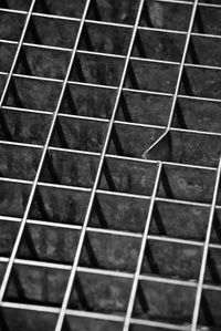 Grille métallique en noir et blanc avec une imperfection au milieu