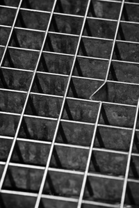Grille métallique en noir et blanc avec une imperfection au milieu