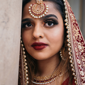 Portrait d&amp;#x27;une jeune femme d&amp;#x27;origine indienne en tenue traditionnelle