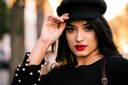 Jeune femme posant avec une casquette noire