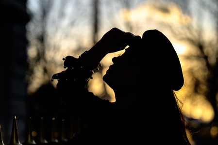 Silhouette d&amp;#x27;une femme en contre-jour