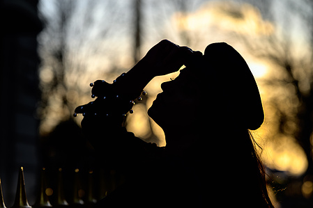Silhouette d&amp;#x27;une femme en contre-jour