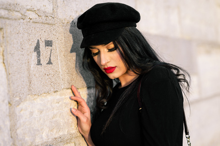 Portrait d&amp;#x27;une jeune femme sur le quai 17