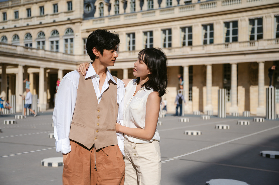 Couple sud-coréen dans la cour du Palais Royal