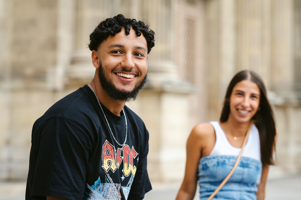 Deux amis de bonne humeur et très souriants