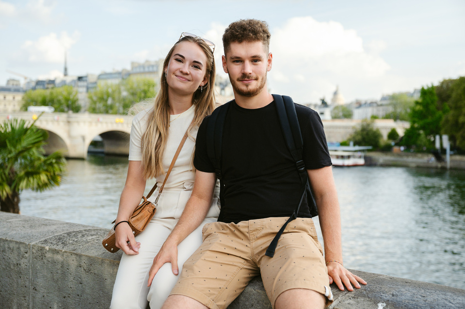 Jeune couple posant devant le Pont Neuf à Paris