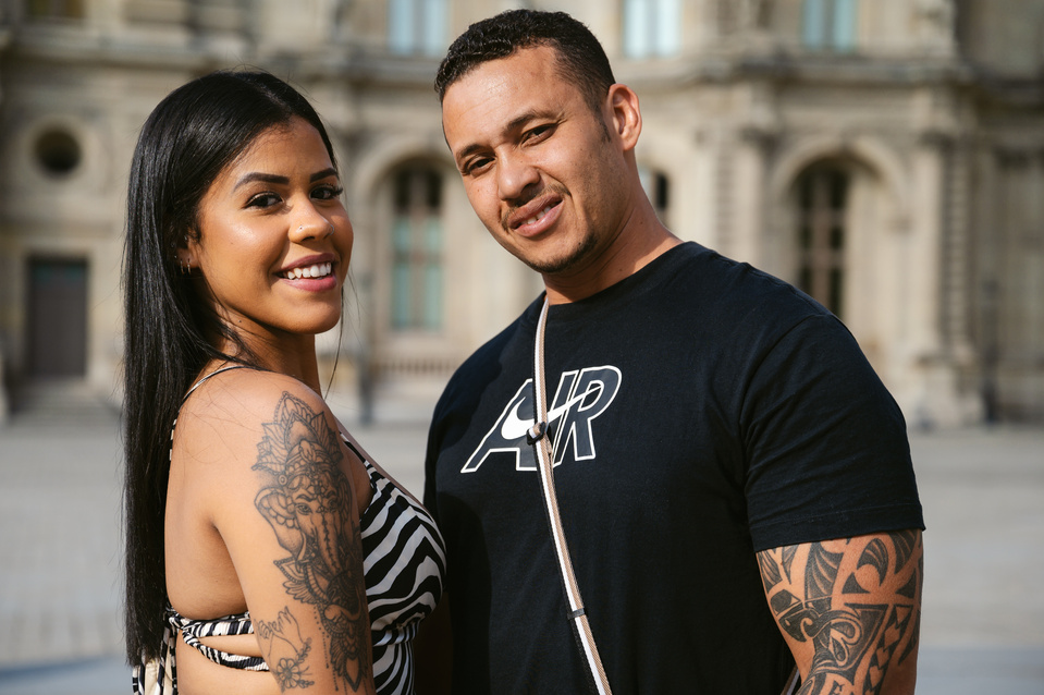 Jeune couple brésilien à Paris