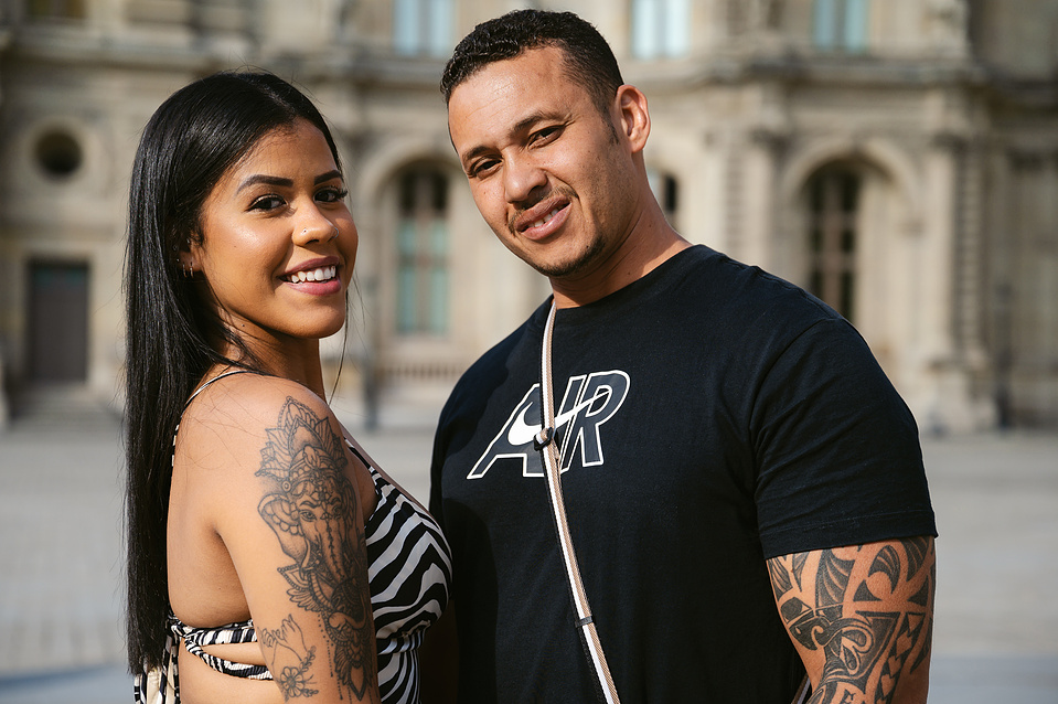 Jeune couple brésilien à Paris