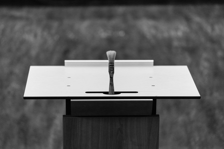 Photo noir et blanc d&#x27;un pinceau dressé sur un pupitre d&#x27;amphithéâtre