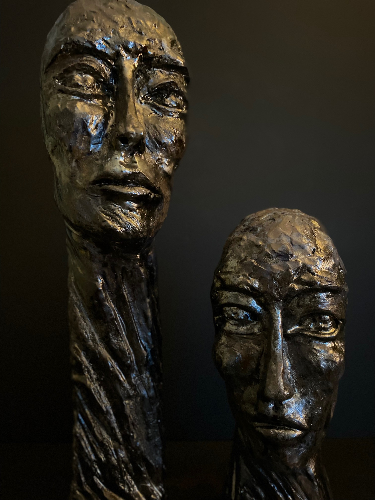 Terre cuite noire, émaillée et cirée
