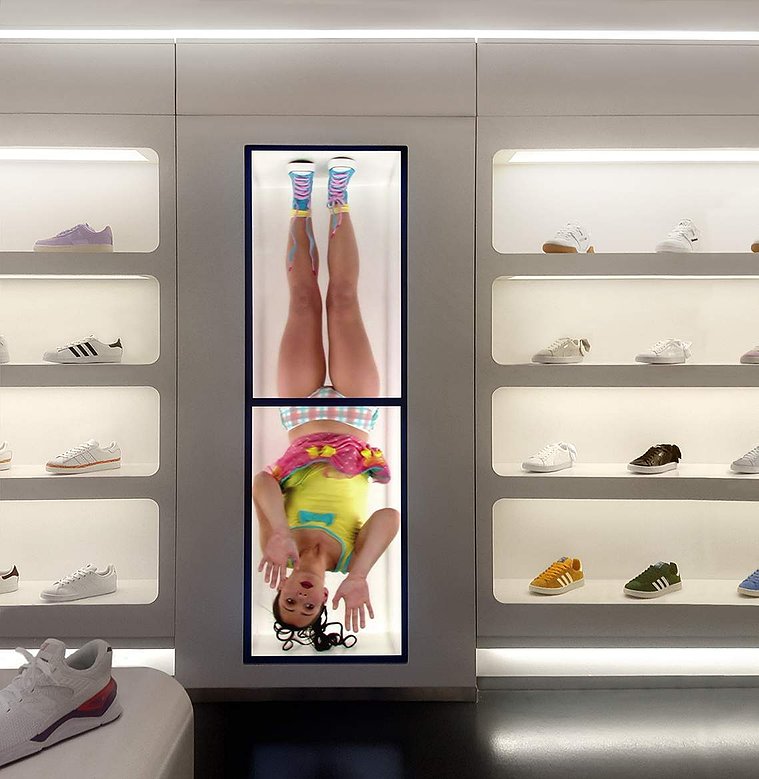 Mary Sue, art, Shoes Bar, Nantes, magasin de chaussure, boutique concept, basic instinct, super glue 3, parodie, publicité, artiste femme, vidéo installation, vidéo, oeuvre d'art en boutique, official website, themarysueproject