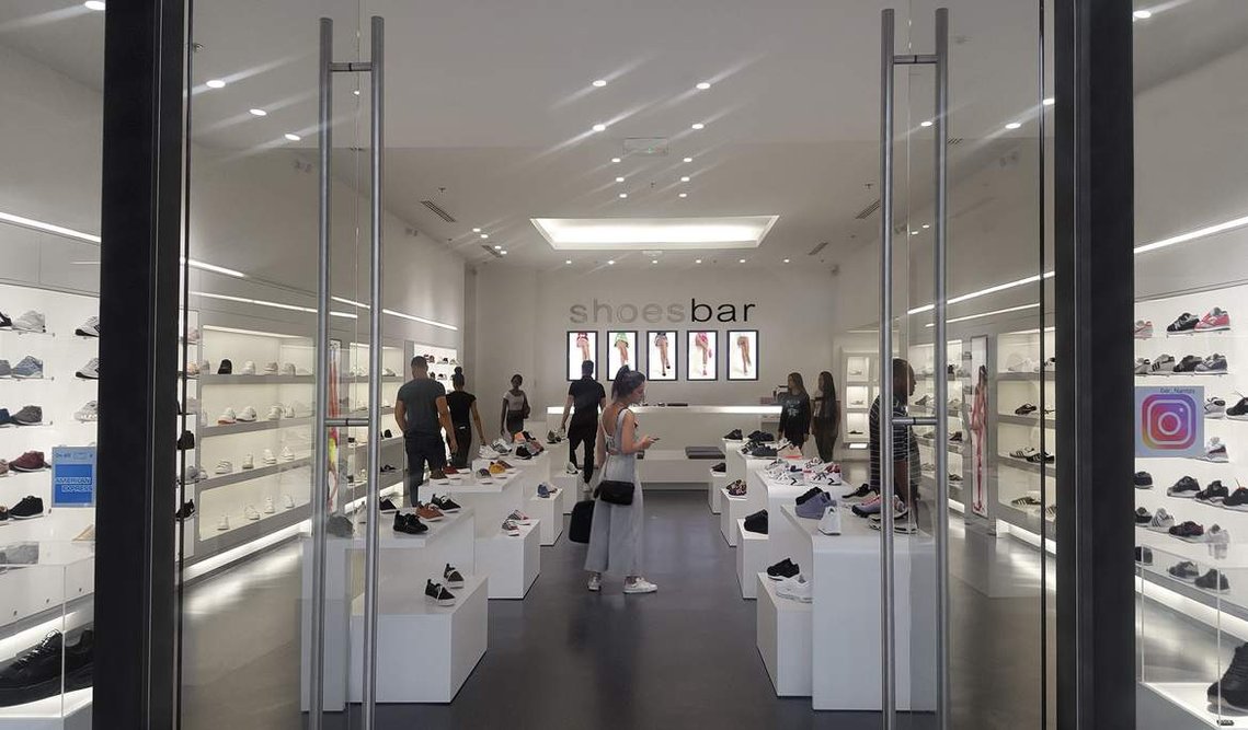 Mary Sue, art, Shoes Bar, Nantes, vue boutique, magasin de chaussures, sneaker, baskets, basic instinct, social instinct, artiste féministe, video installation, caisses de magasin, vidéo, artworks, official website, themarysueproject