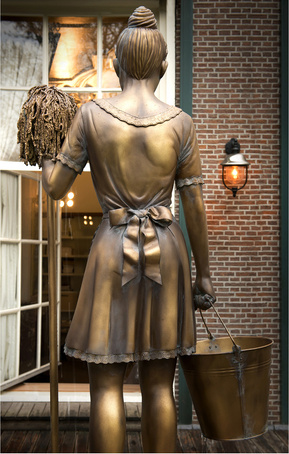 Mary Sue, art, back view, sculpture, Gloria, bronze, maid, servant, tribute, monument, fountain,  themarysueproject