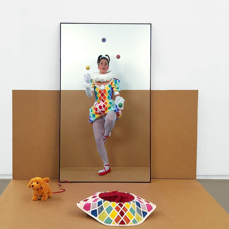 Mary Sue art, société du spectacle, guy debord, artist and art market, entertainment community, video installation, mixed media, beggar trick, themarysueproject