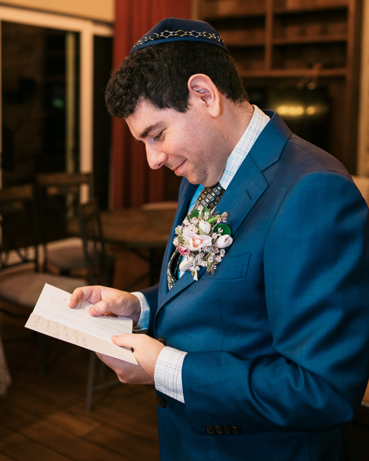 groom reads a card from his mother