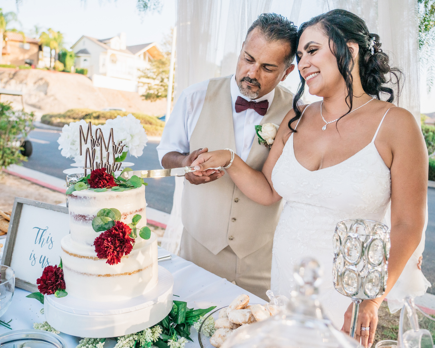 bride and groom husband and wife cut their wedding cake