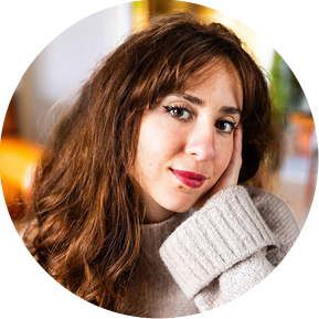 Ines Pochelu, photographe professionnelle à Toulouse, capturée dans une ambiance chaleureuse