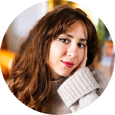 Ines Pochelu, photographe professionnelle à Toulouse, capturée dans une ambiance chaleureuse