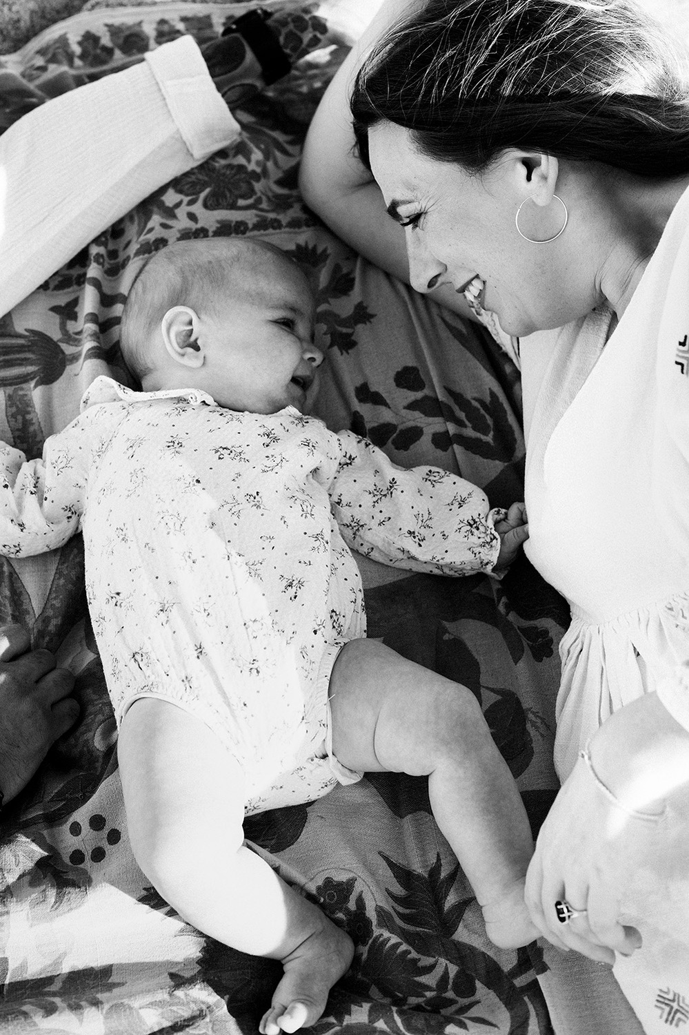Moment complice entre une mère et son bébé, sourires tendres – Photographe famille à Toulouse