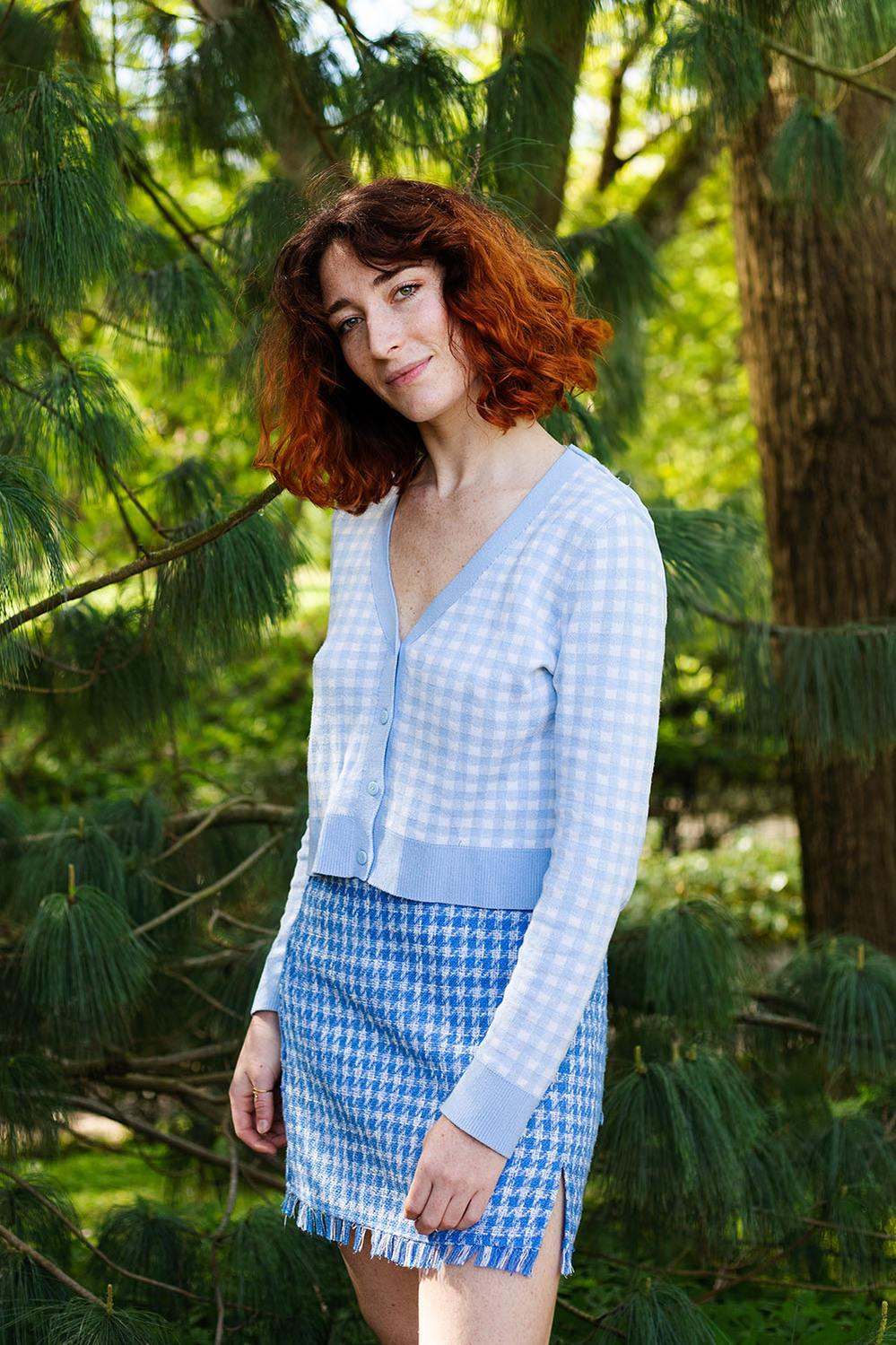 Portrait naturel d'une jeune femme habillée en bleue en extérieur, style chaleureux et décontracté – photographe à Toulouse