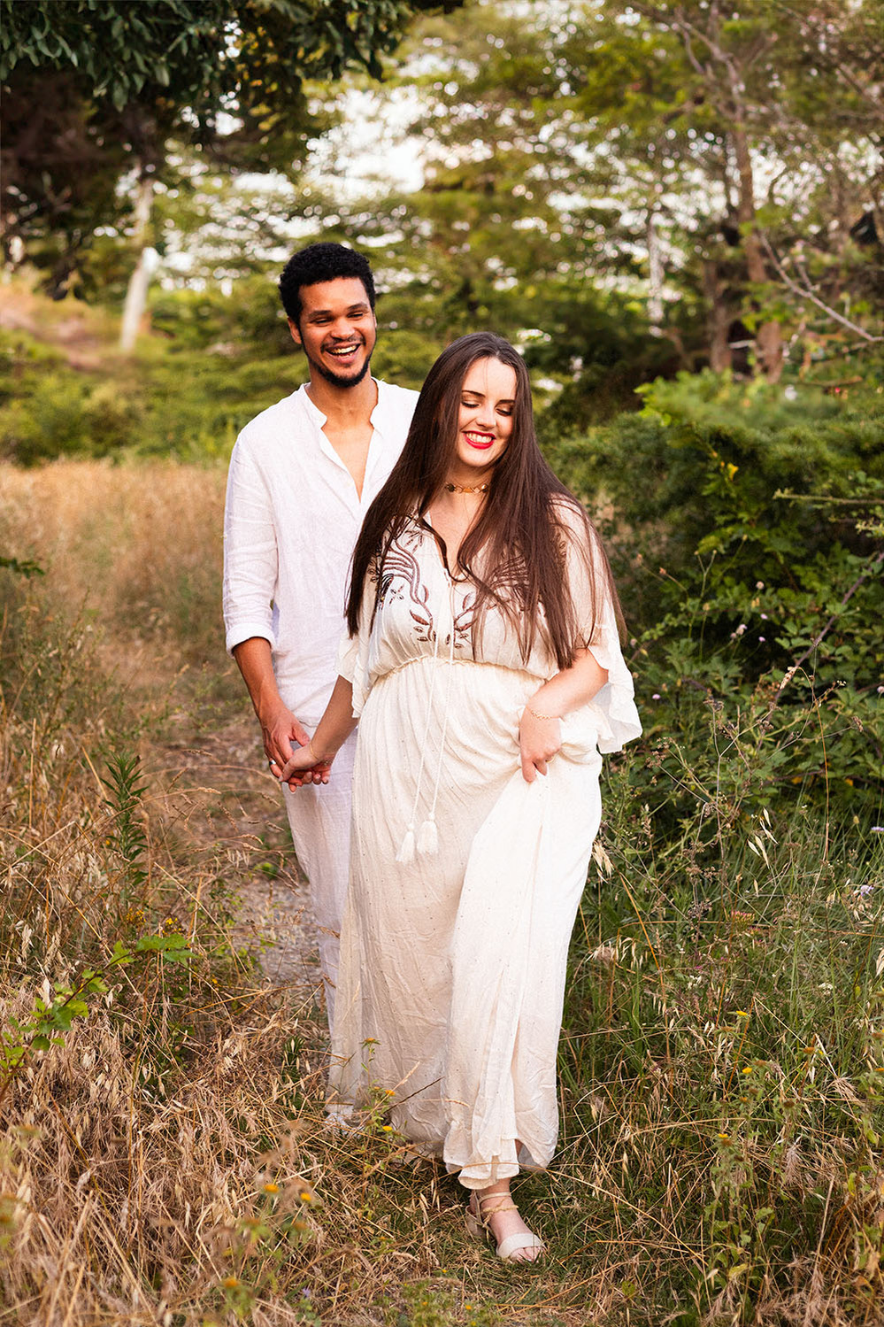 Portrait d'un couple heureux qui se tiennent la main dans la nature.