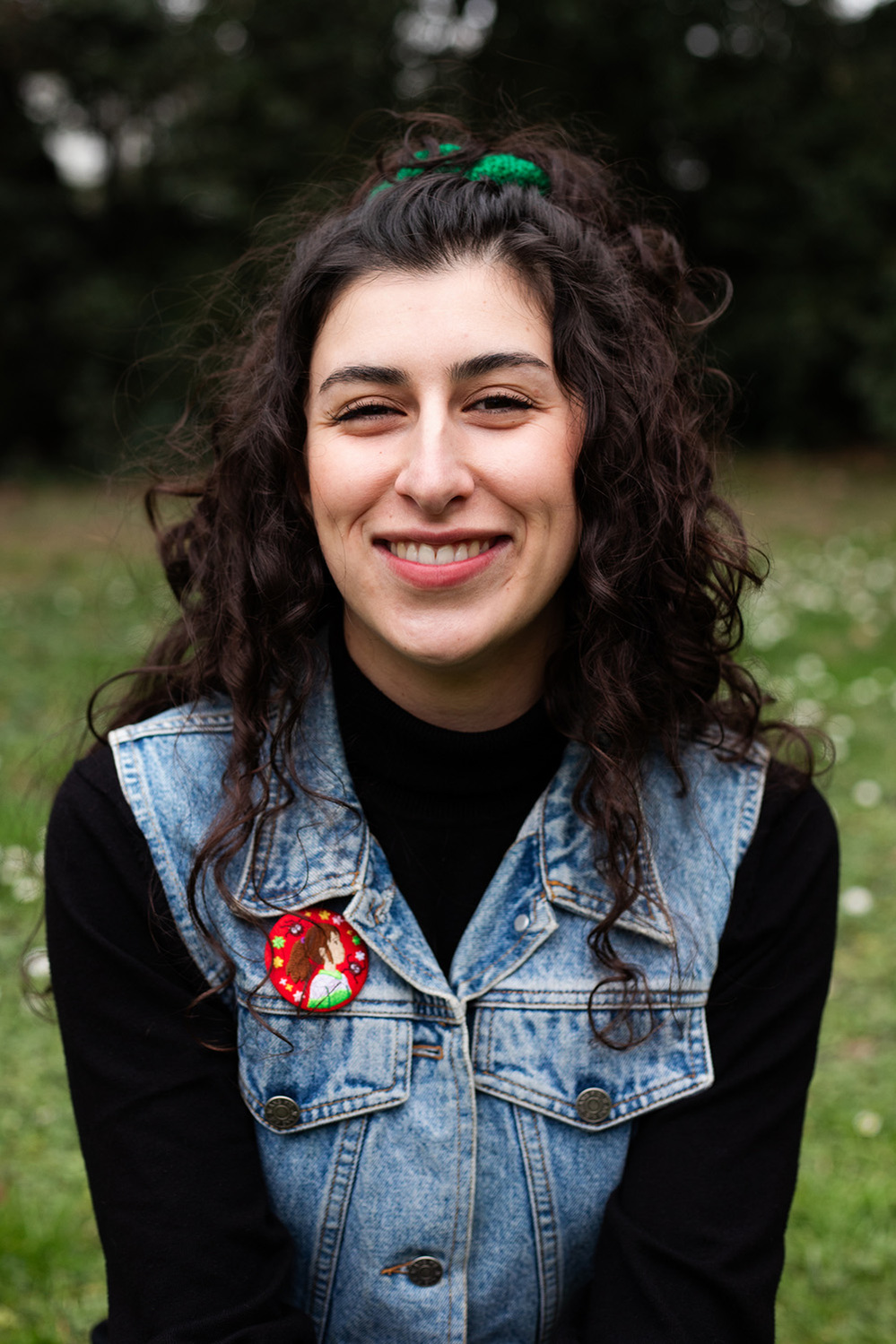 Portrait naturel d'une jeune femme en extérieur, style chaleureux et décontracté – photographe à Toulouse