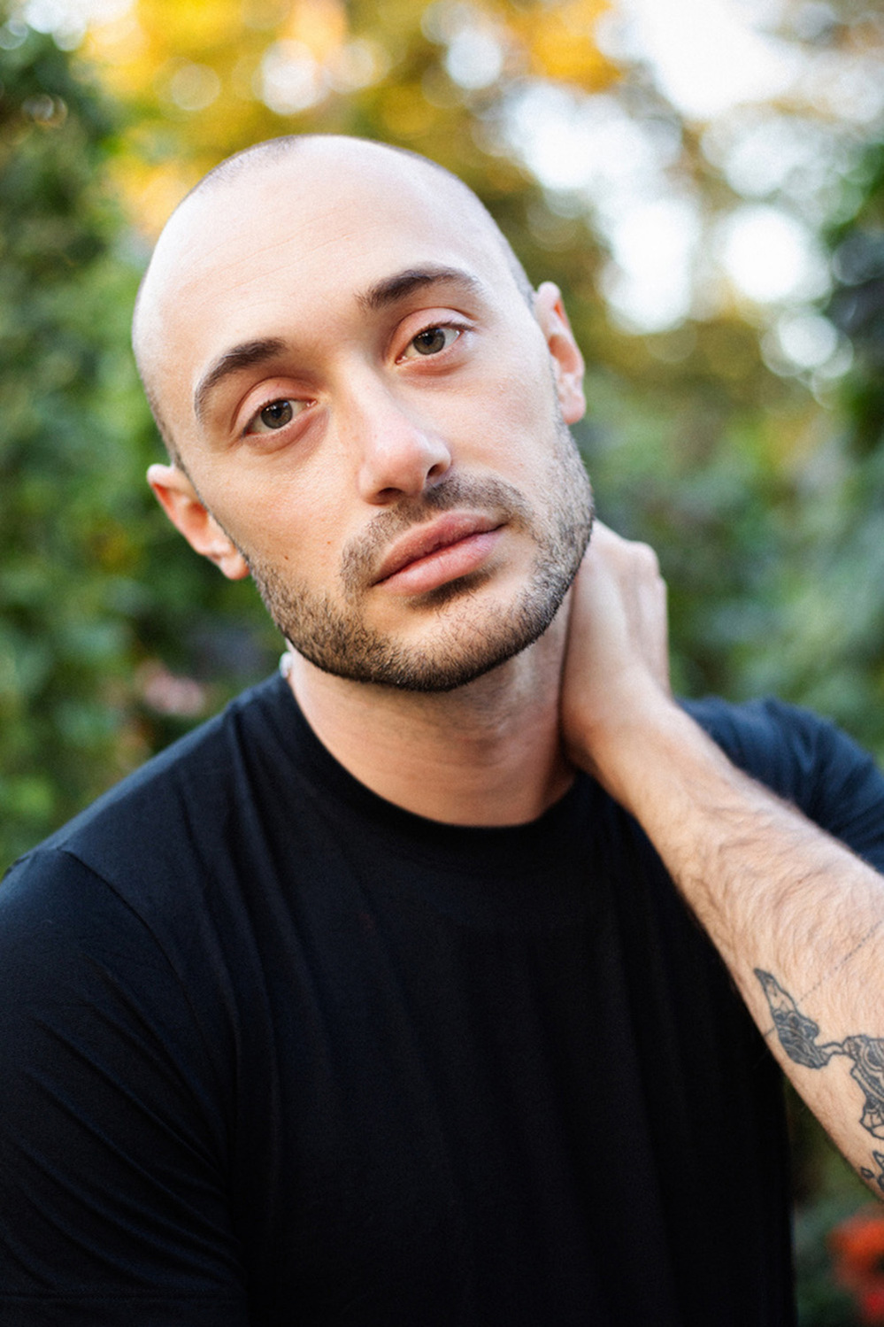 Portrait d'un mannequin qui regarde l'objectif avec assurance.