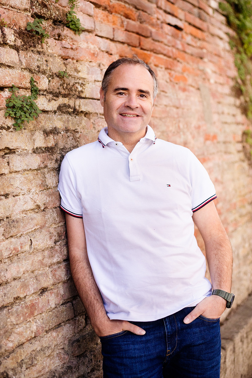 Portrait d'un homme en lumière naturelle, expression tranquille pour sites de rencontre – Photographe à Toulouse