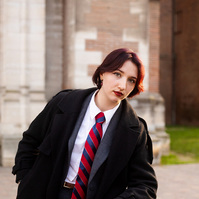 Portrait d'une jeune femme devant la Cathédrale Saint-Etienne de Toulouse - Photographe à Toulouse