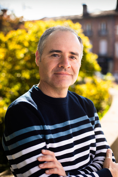 Portrait d'un homme en lumière naturelle, expression tranquille pour sites de rencontre – Photographe à Toulouse