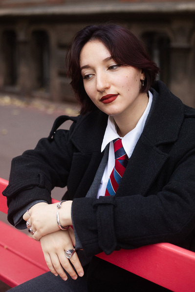 Portrait naturel d'une jeune femme en extérieur assise sur un banc, dans un style poétique – photographe à Toulouse