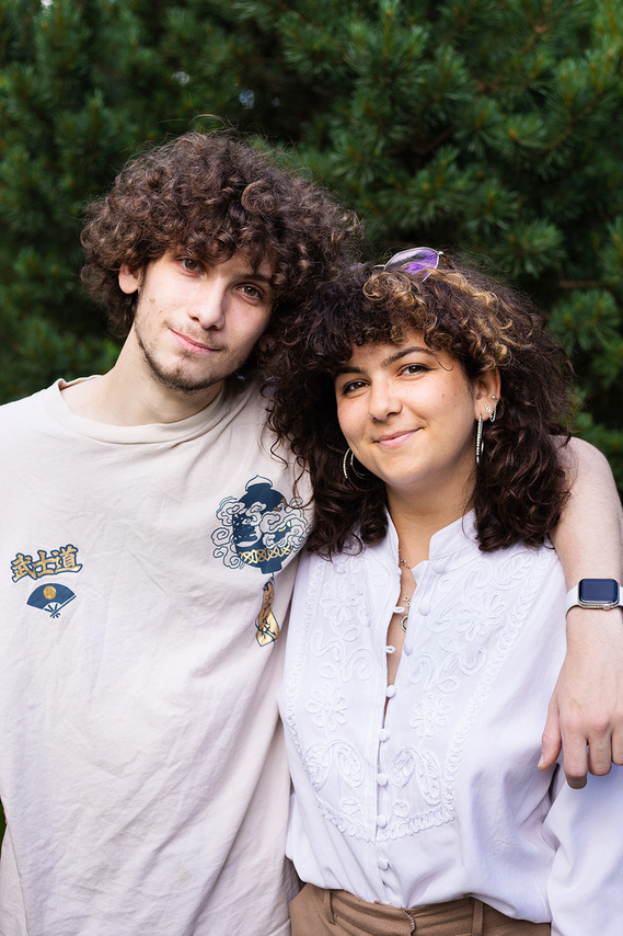 Séance famille entre une sœur et son frère partageant un instant de complicité– photographe professionnelle à Toulouse