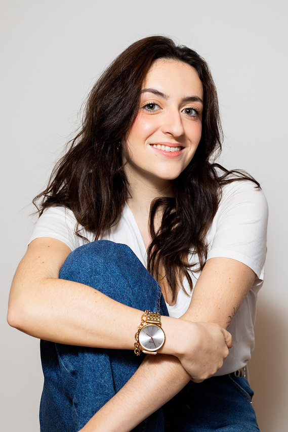Portrait professionnel d'une femme en studio, lumière douce – Photographe à Toulouse