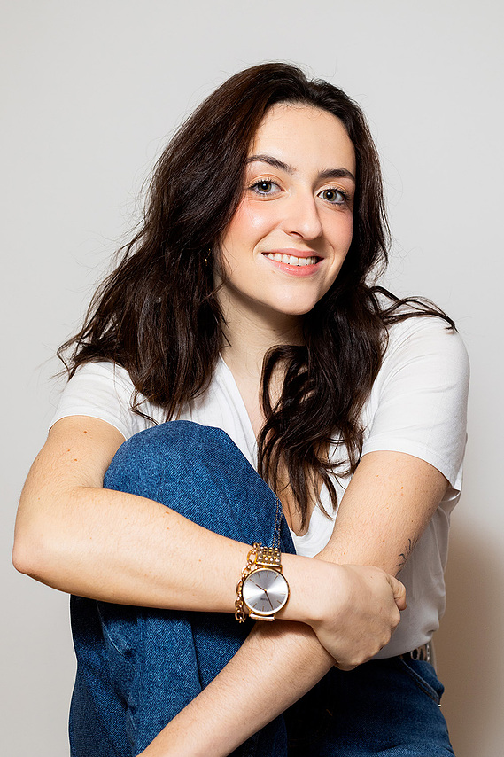 Un médeçin portant une blouse blanche lors d'une séance photo portrait professionnel en studio à Toulouse.