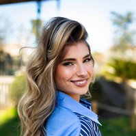 Portrait d'une jeune femme souriante au jardin des plantes de Toulouse - Photographe à Toulouse
