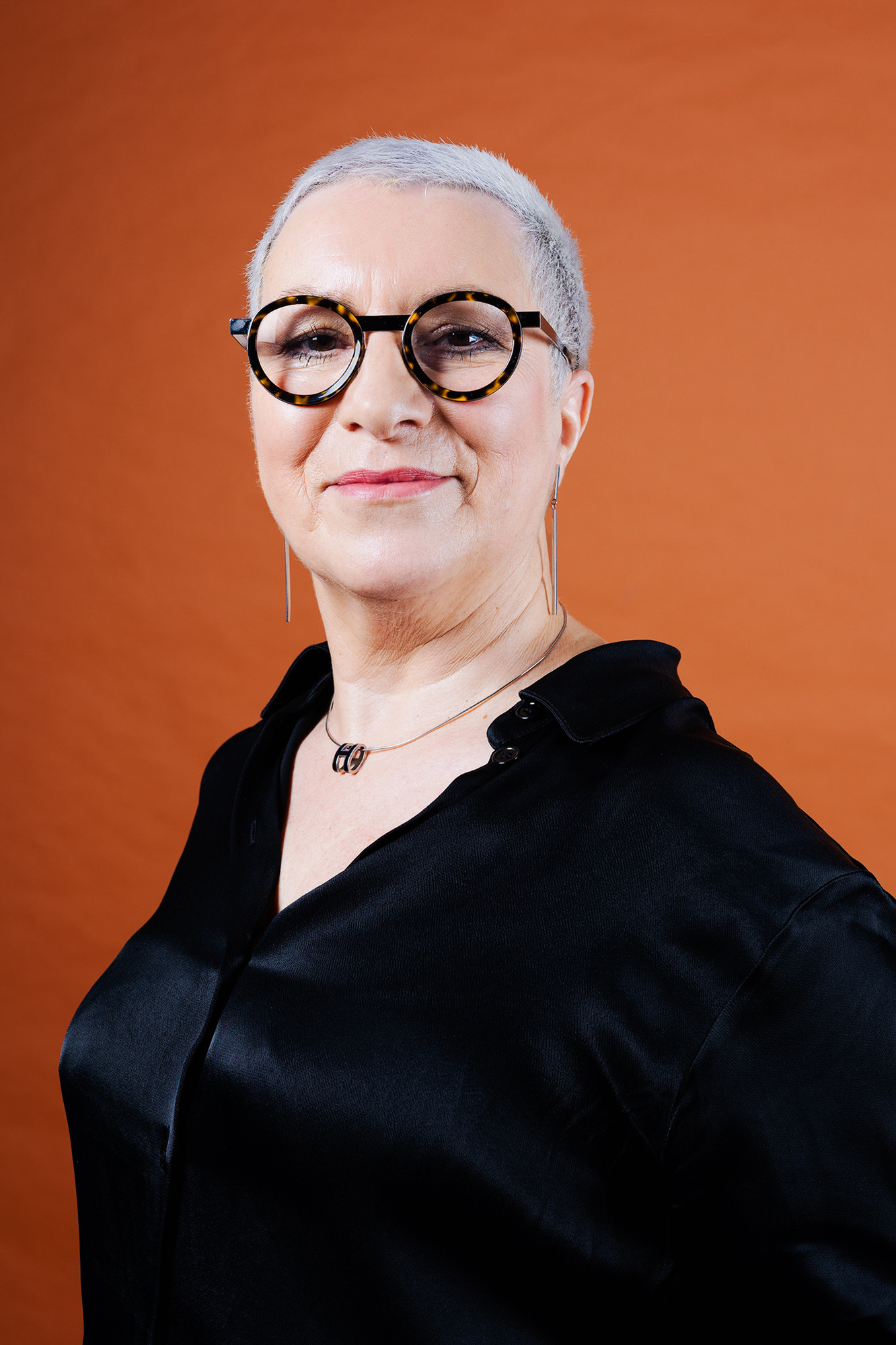 Portrait professionnel d'une femme en studio, lumière douce – Photographe à Toulouse