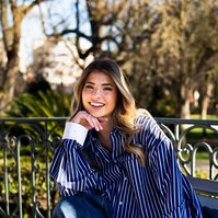 Portrait d'une jeune femme souriante au jardin des plantes de Toulouse - Photographe à Toulouse