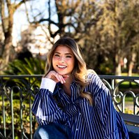 Portrait d'une jeune femme souriante au jardin des plantes de Toulouse - Photographe à Toulouse