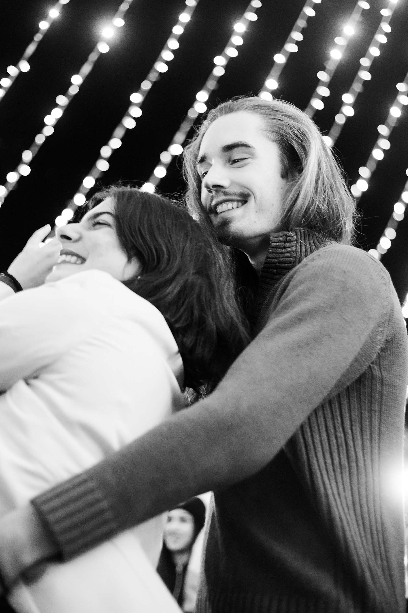 Couple souriant lors d'une séance photo, ambiance romantique – Photographe à Toulouse