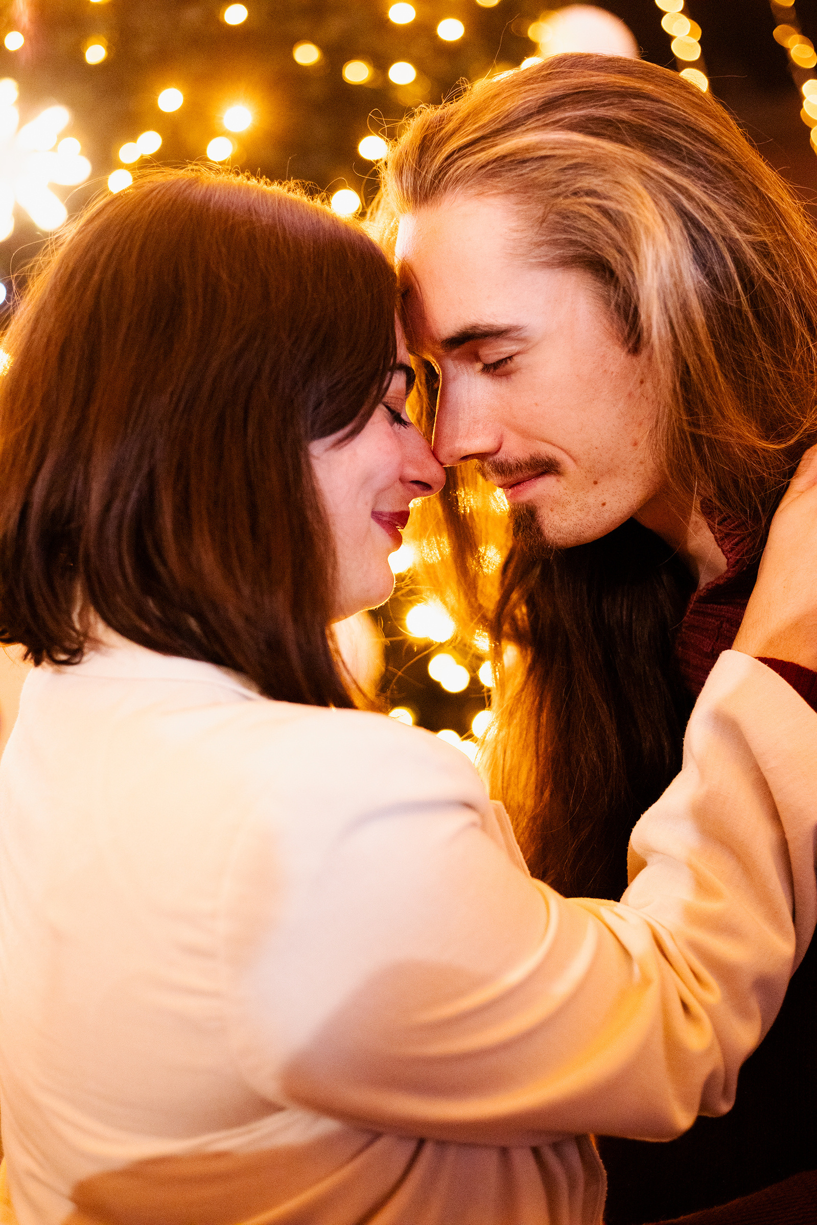 Couple souriant lors d'une séance photo, ambiance romantique – Photographe à Toulouse