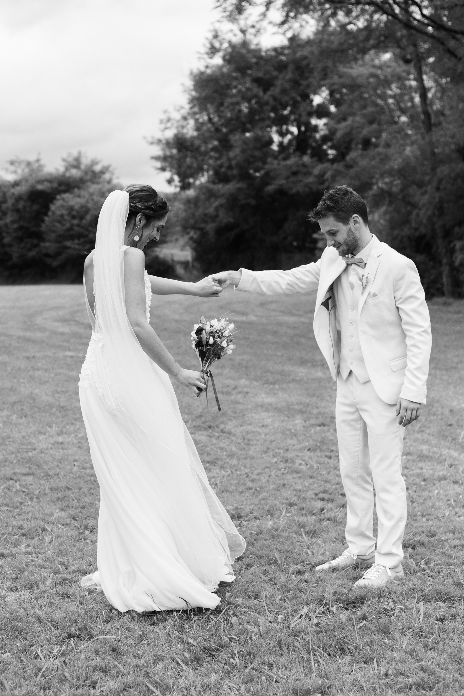 Mariés échangeant un regard complice lors d'une séance photo de couple – Photographe de mariage à Toulouse
