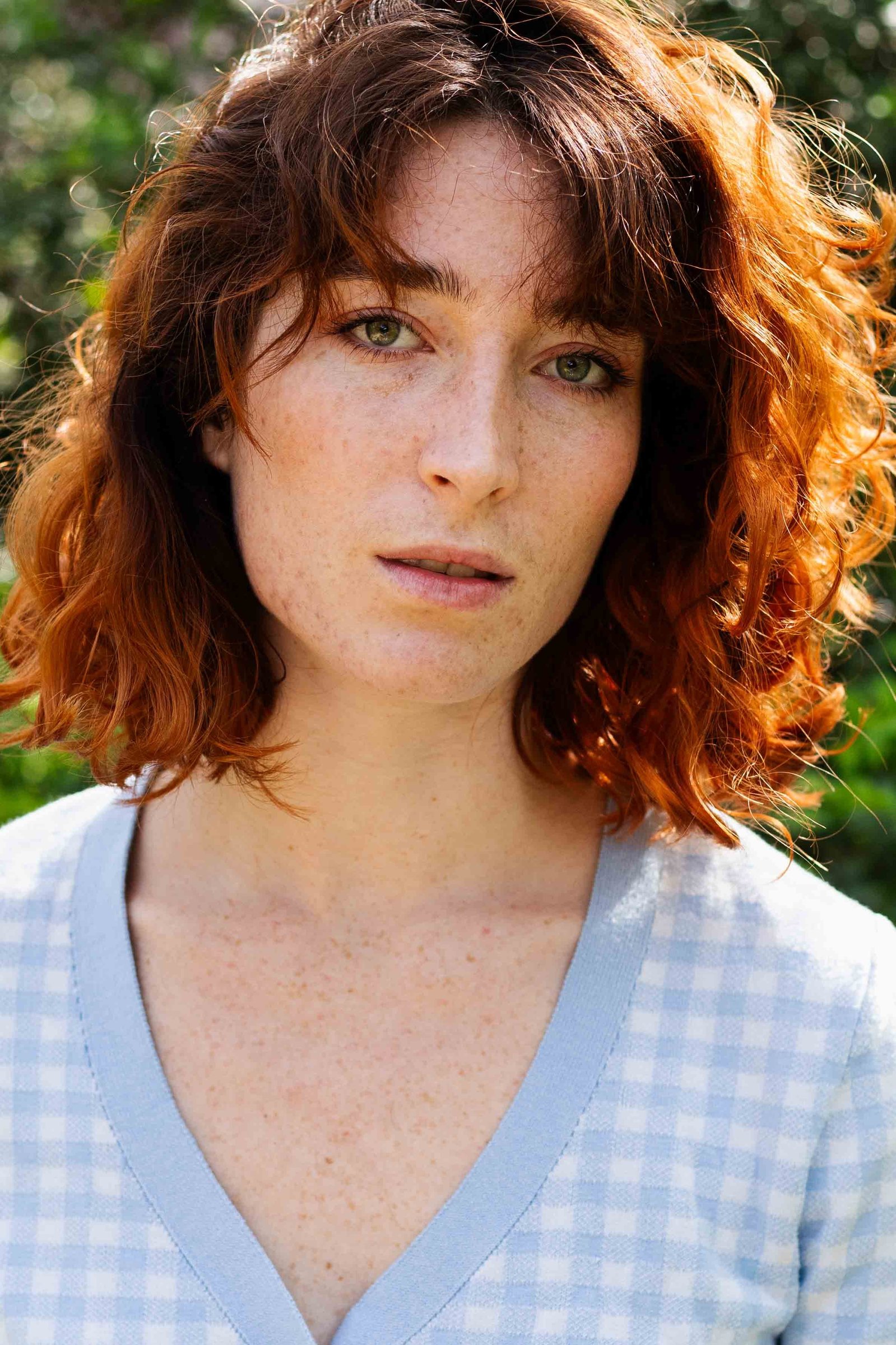 Portrait professionnel d’une comédienne en extérieur, regard expressif – photographe book à Toulouse