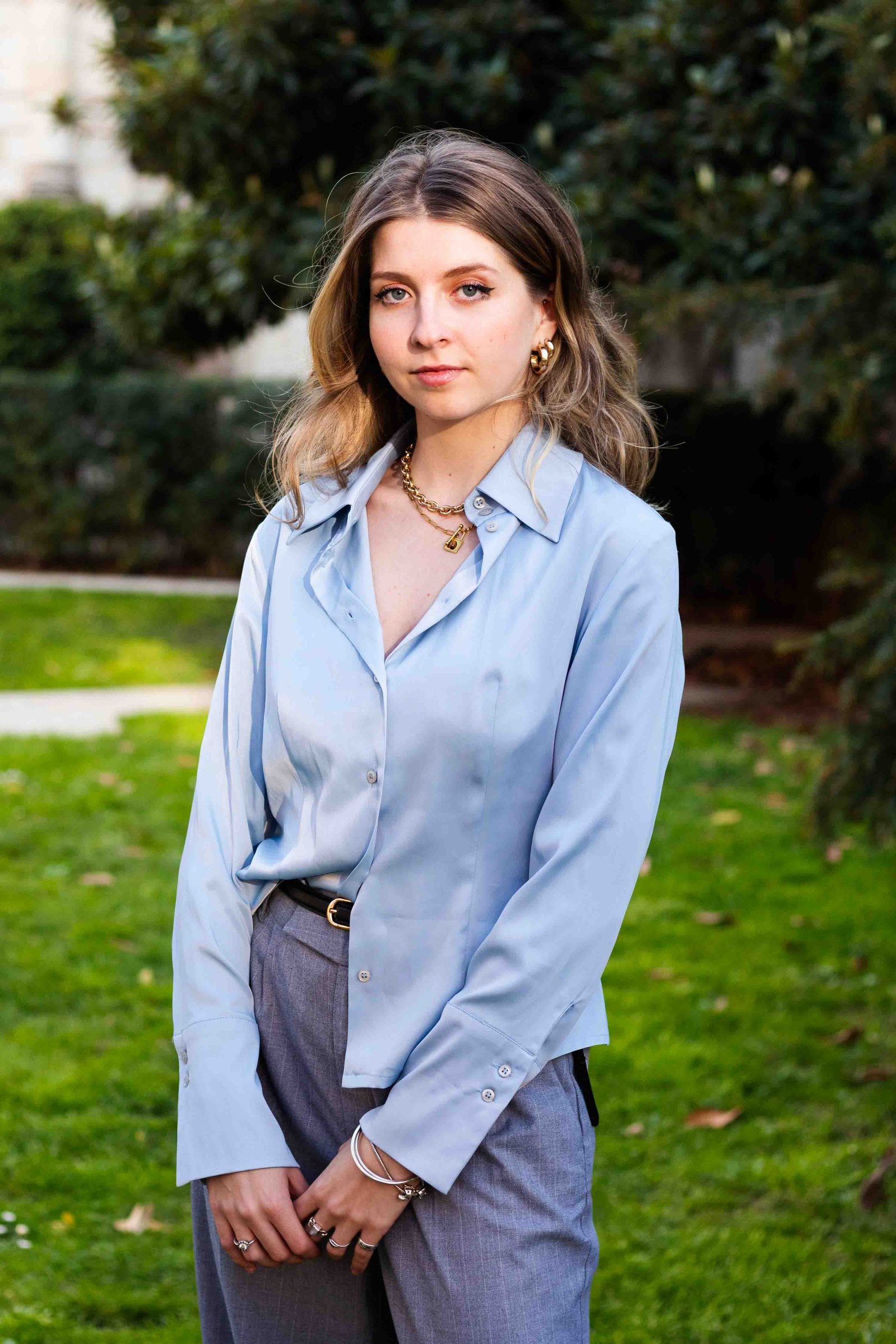 Portrait d'une jeune femme en lumière naturelle qui sourit, style poétique – photographe à Toulouse