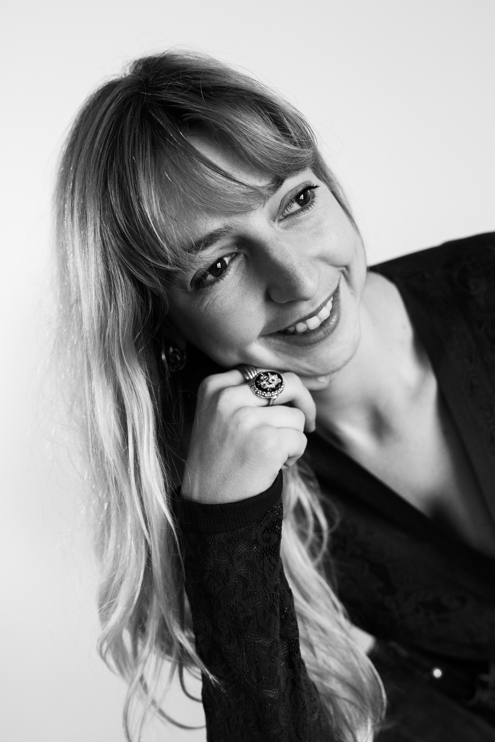 Portrait professionnel d’une comédienne en studio, regard expressif – photographe book à Toulouse