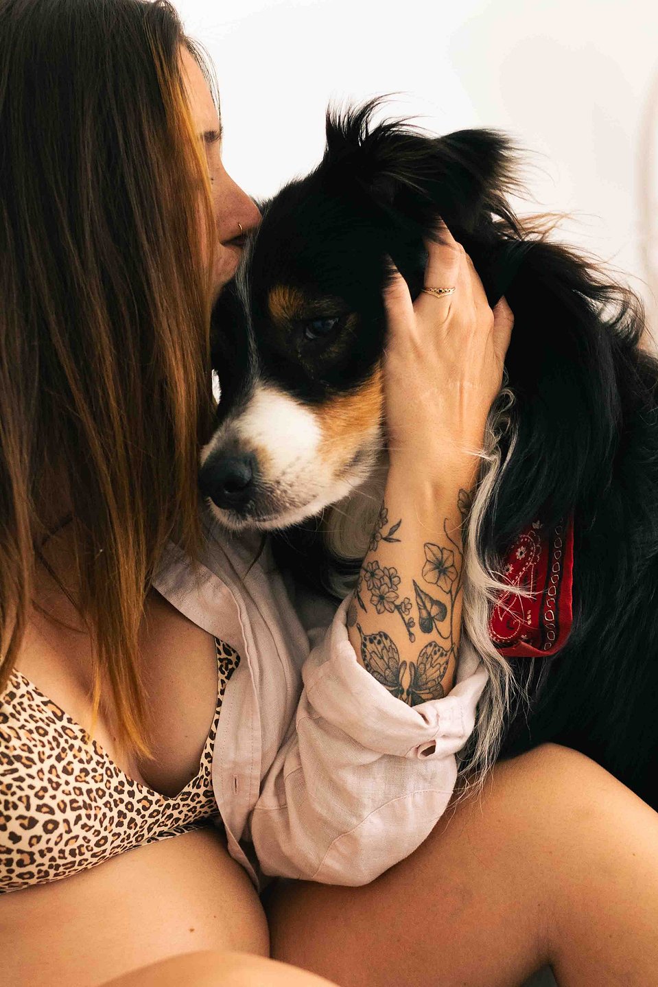 Une femme passe un moment complice avec son chien – séance photo grossesse à domicile à Toulouse