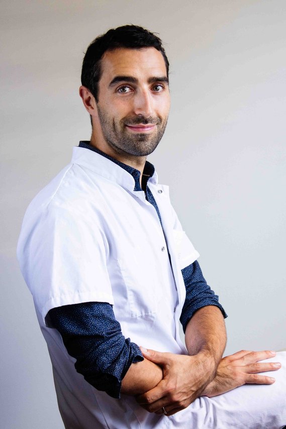 Portrait professionnel d'un médeçin en studio, lumière douce – Photographe à Toulouse